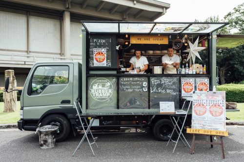 commercants dans leur camion à pizza