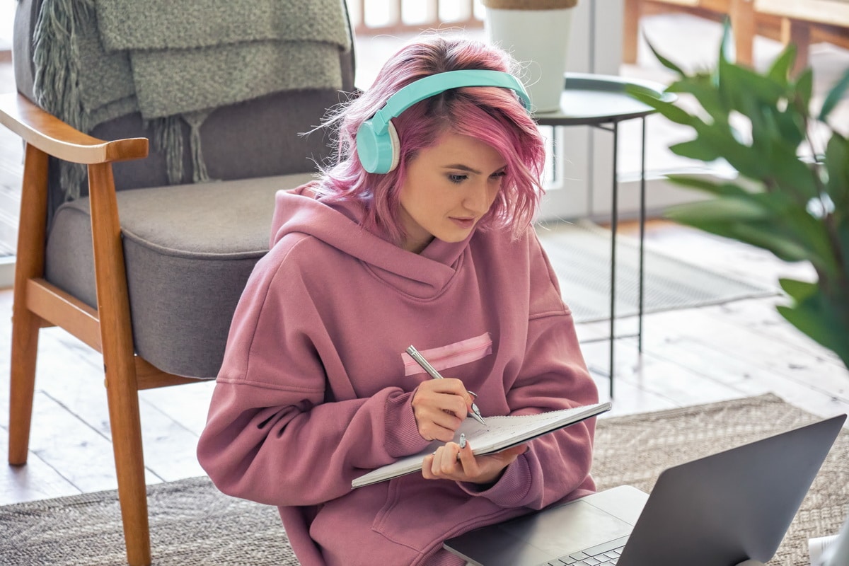 Etudiant travaillant sur Neto centre