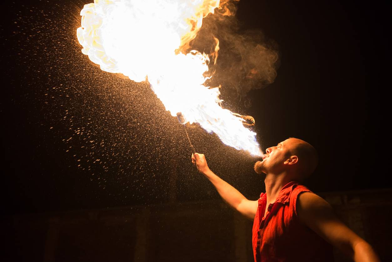 Faire appel aux prestations d'un cracheur de feu spectacle événement