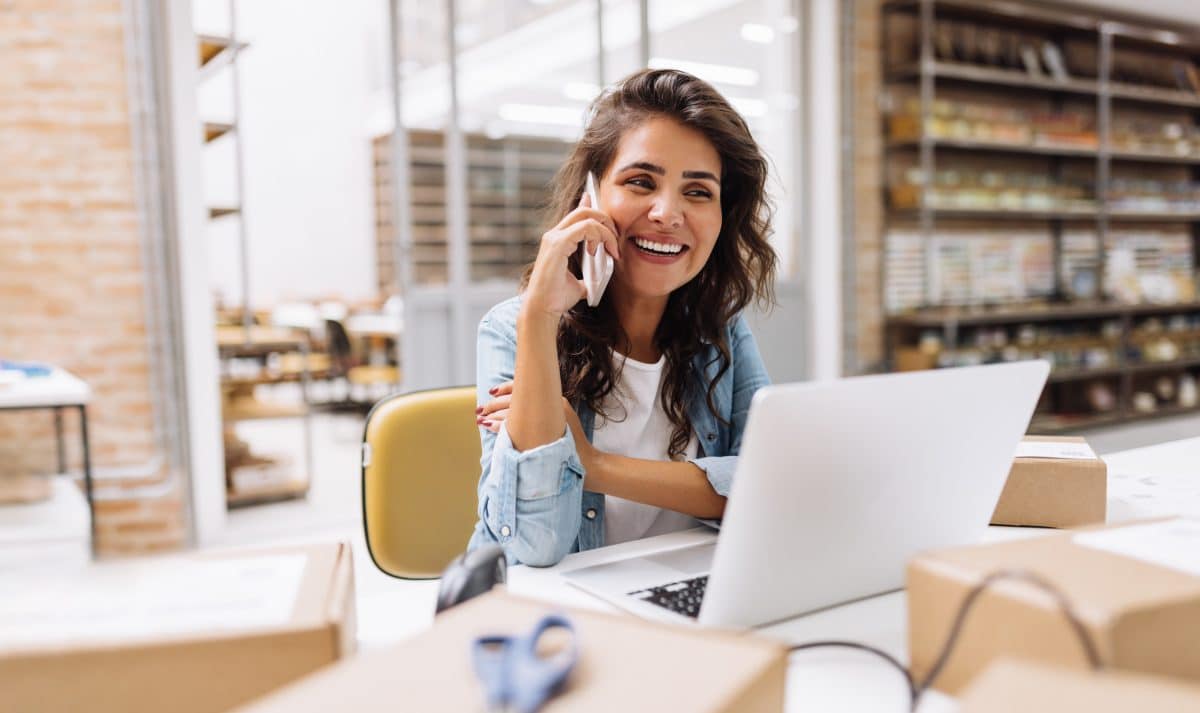 femme au téléphone gère réseaux sociaux